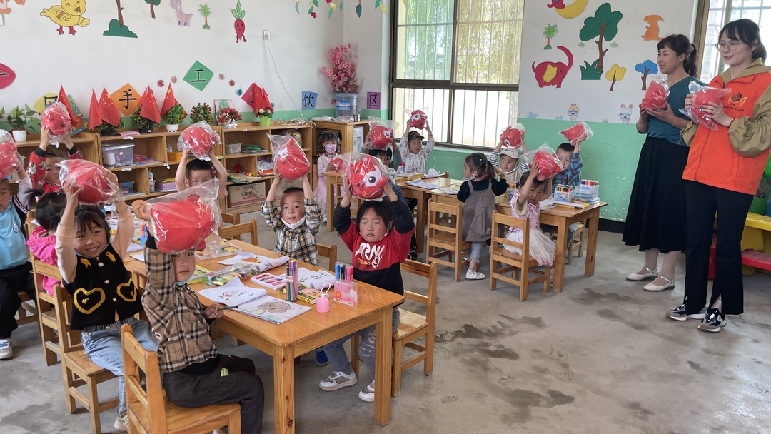 天水市博物馆志愿者代表向马沟幼儿园小朋友赠送吉祥物.jpg 天水市博物馆志愿者代表向马沟幼儿园小朋友赠送吉祥物.jpg