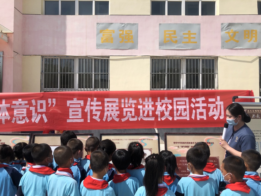 天水市博物馆讲解员刘倩玉在马沟小学讲解市博物馆民族团结专题展.jpg 天水市博物馆讲解员刘倩玉在马沟小学讲解市博物馆民族团结专题展.jpg