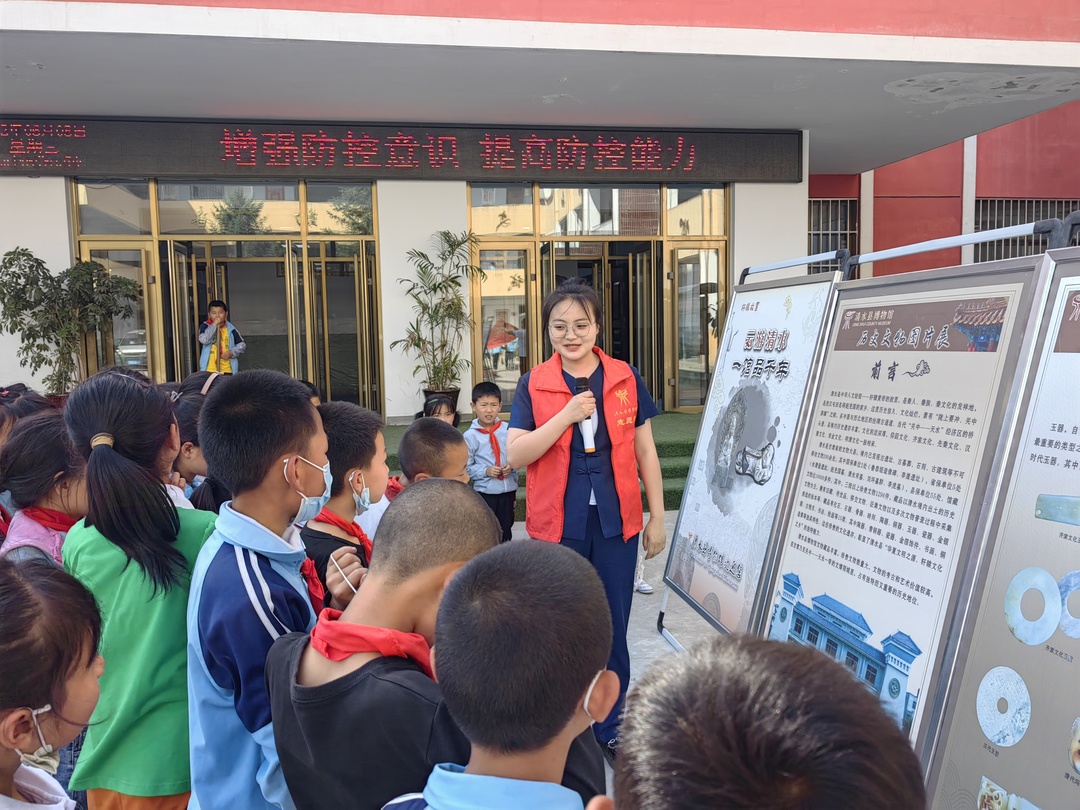 清水县博物馆志愿者参与志愿服务给清水县永清镇中心小学孩子们讲解.jpg 清水县博物馆志愿者参与志愿服务给清水县永清镇中心小学孩子们讲解.jpg