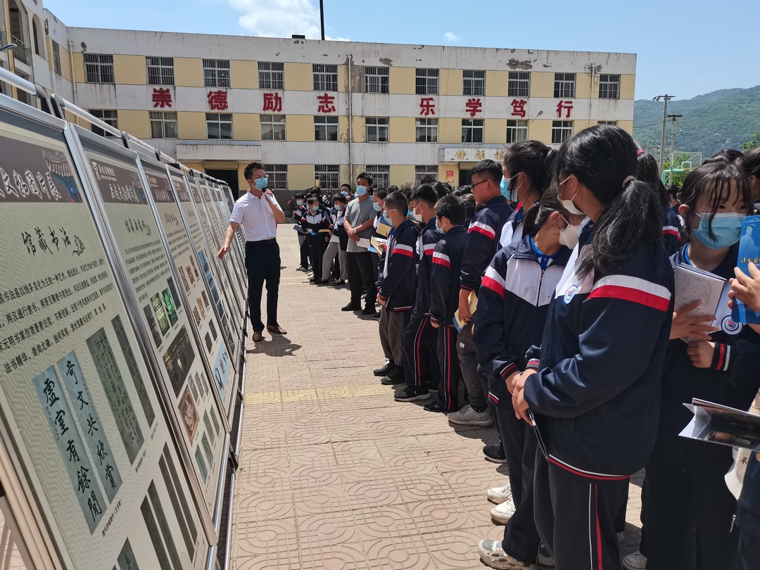 清水县博物馆讲解员毛晨阳向清水县红堡镇中学的孩子们讲解清水县文物精品图片.jpg 清水县博物馆讲解员毛晨阳向清水县红堡镇中学的孩子们讲解清水县文物精品图片.jpg