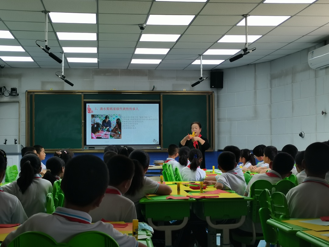 清水县省级剪纸非遗传承人王永兰老师给永清中小的孩子们做示范.jpg 清水县省级剪纸非遗传承人王永兰老师给永清中小的孩子们做示范.jpg
